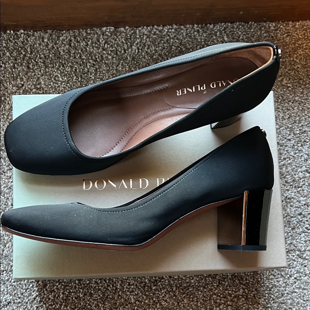 Donald J. Pliner Elegant Black Pumps - Picture 3 of 6